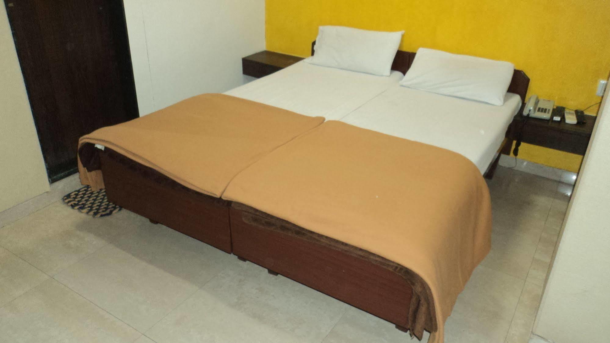 Benazeer Hotel Mumbai Kültér fotó